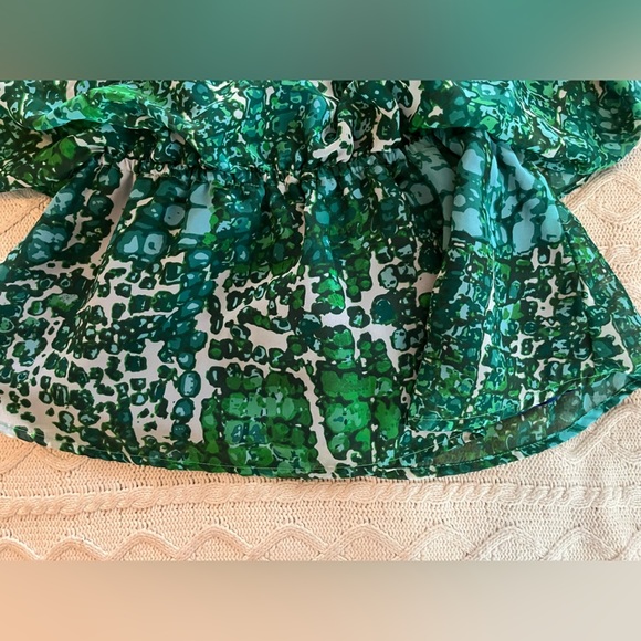 Jennifer Lopez Sleek Green Patterned Large Tiered Sleeve Blouse Women’s size S - Picture 12 of 15